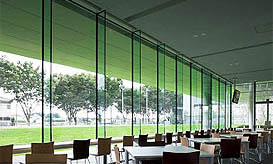 芝生が鮮やかに映える1階のカフェテリアでは開放的なくつろぎの空間を演出します
