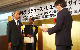 10月30日の表彰式で大林組取締役常務執行役員の小林照雄が表彰状を授与されました