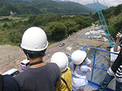 高所作業車に乗って現場を一望