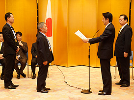 Obayashi's Engineers have received award certificate from Prime Minister Shinzo Abe. Recipients (Right) Keizo Miki, (Left) Masayoshi Izawa