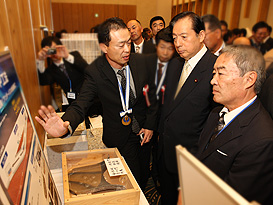 Explaining the URUP method to Minister of Land, Infrastructure, Transport and Tourism, Akihiro Ota