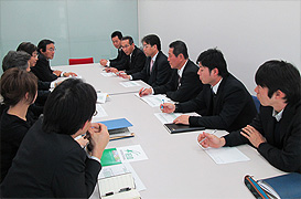大林組、ミック、HIKONAKA、瀧冨工業、太陽建機レンタル、大林道路の社員で構成されたプロジェクト"B"のメンバー