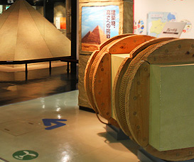 大林組のブースではピラミッド模型や建設に使われた木製器具の模型を展示し、石材運搬方法を紹介しています