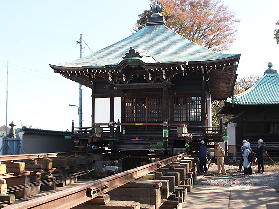 東京・目黒の祐天寺で歴史的建物の保存工事を行っています