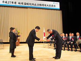 表彰式で平口洋環境副大臣(左)から表彰状を授与される大林組常務執行役員の梶田直揮(右)