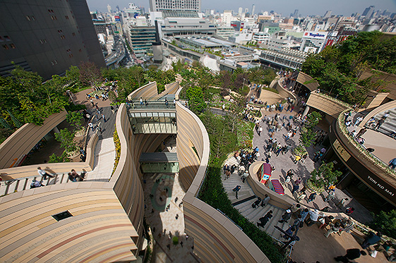 地上から9階までが緩やかな段丘状に続く屋上緑化庭園は、商業施設として国内最大規模を誇ります