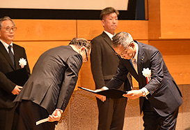 表彰式では受賞者を代表して南海電気鉄道 取締役の井上努氏が表彰状を授与されました