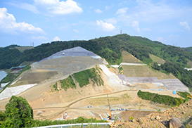 2020年7月の完成をめざし、現在、基礎掘削が進む安威川ダム。現場付近には資料館を開設し、ダムを活かした地域づくりに取り組んでいます