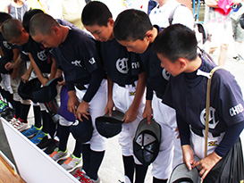 各少年野球チームの選手はユニフォーム姿で試合を観戦。野球への思いを強くしました