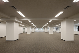 執務空間やリフレッシュスペースを拡張し、OAフロアを新設。既存の天井の高さは確保したままオフィス機能を向上させました