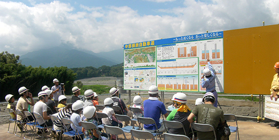 中部横断自動車道 富士川橋（仮称）の建設現場で親子見学会