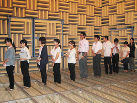 大林組技術研究所の無響室で音楽ホールの音の伝わり方を体感