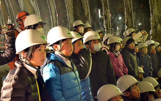 大型重機、山岳トンネルのスケールの大きさに圧倒される子どもたち