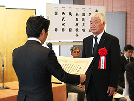 田村憲久厚生労働大臣から表彰状を授与される天六阪急ビル工事事務所長