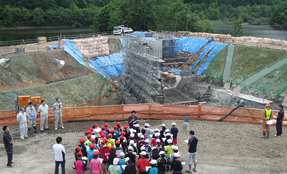 北海道・当麻（とうま）ダムのリニューアル現場を地元小学生が見学