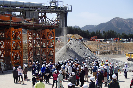 約1,400m先の切羽面で発生した土砂は連続ベルコン（ベルトコンベヤー）で運ばれ坑外へ