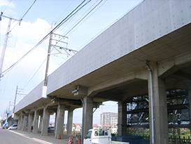 既設の鉄道高架橋側面をスムースボードで補修・補強した例。付着強度が高く、はく落も防ぎます