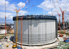 施工完了時の全景。内径89.2m、高さ43.6m、壁厚80cmのLNGタンクの建設に、延べ1万m³のコンクリートを使用しました