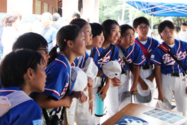 ゲーム前、各チームの少年少女がユニフォーム姿で大林組のテントを訪問。クイズを楽しみました