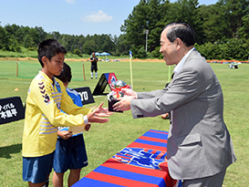 大林組常務執行役員桐谷篤輝から優勝チームFC横浜ブルーへ、大会優勝カップが手渡されました