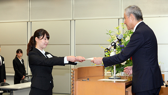 理事長の大林剛郎が奨学生一人ひとりに採択決定通知書を手渡しました