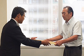 9月25日、大林組は青少年の育成に寄与したとして、兵庫県健康福祉部の四海こども局長（右）から知事感謝状を受領する大林組神戸支店長塔本（左）