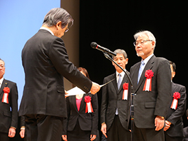 次世代に向けた低炭素社会の構築をめざし、2010年度から低炭素杯をスタートさせた実行委員長・小宮山宏氏（左）