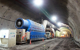 トンネル坑内には快適な作業環境を維持する伸縮風管付大型集塵機と高輝度照明を設置
