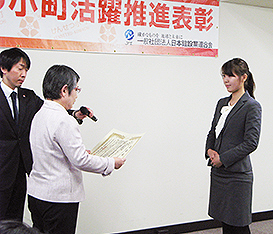 日建連けんせつ小町部会長の北井久美子氏（左）から表彰状を授与される大林組女性技術者（右）