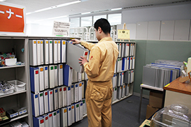 品川事務所のリユースコーナーには、建設現場でニーズの高いA4ファイルをはじめ、筆記用具、コピー用紙、スタンプ台などが並びます