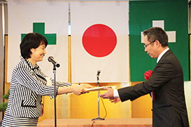 渡嘉敷奈緒美厚生労働副大臣（左）から表彰状を授与される大林組 第二東名稲木工事事務所所長（右）