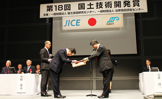 石井啓一国土交通大臣(右)から表彰状を授与された大林組の技術者