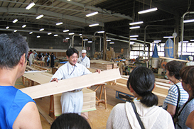 工場では、さまざまな種類の木材が機械や手作業で加工されていく様子を見学しました