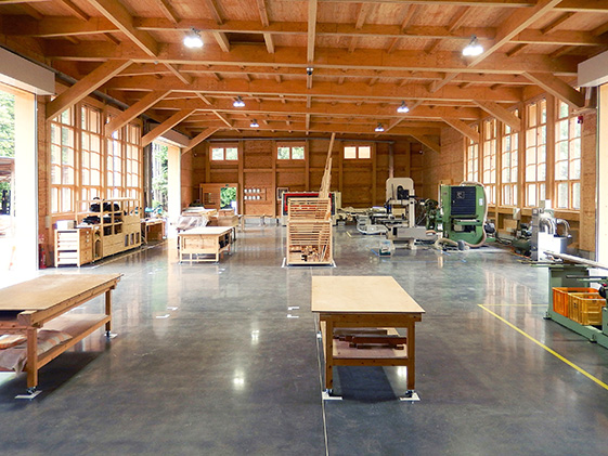 眞栄が育てたスギやヒノキで建設した熊野作業所。13m×38mの無柱空間を実現しました