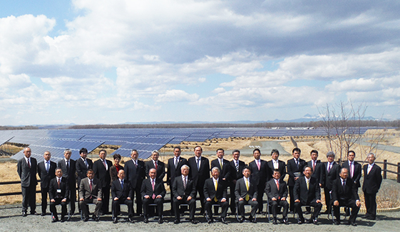 釧路町と大林組関係者ら約80人が参列した開所式後には発電所で見学会を行いました