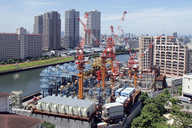 掘削土は隅田川の土運船で搬出し、約6.2万台のダンプトラックの走行を削減。住宅密集地での環境保全と工期短縮を実現しました