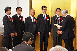 6月8日に行われた表彰式で表彰状を授与される大林組技術者