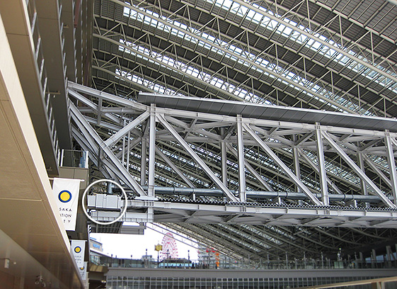 JR大阪駅の大屋根支持部に荷重制限装置として採用
