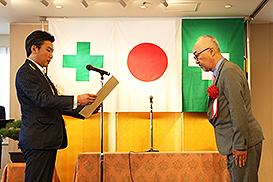 橋本岳厚生労働副大臣(左)から表彰状を授与される大林組レゴランド工事事務所所長(右）