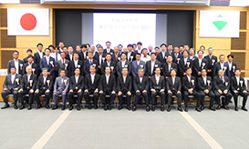 平成28年度東京本店での式典で表彰された優良協力会社18社の代表者と優良職長36人