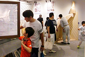 木工展示室では、東京駅丸の内駅舎（保存・復原）屋根部分の模型や著名な現場（サントリーホールほか）の施工図を現寸大で展示