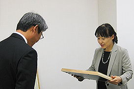 10月16日、兵庫県企画県民部の有本女性青少年局長(右)から大林組執行役員 神戸支店長の塔本(左)に、感謝状が贈られました