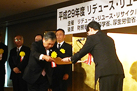 10月31日の式典で表彰状を授与される大林組常務執行役員 高槻幹雄（左）