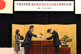 田畑厚生労働大臣政務官（左）から受賞者へ、顕彰状が手渡されました