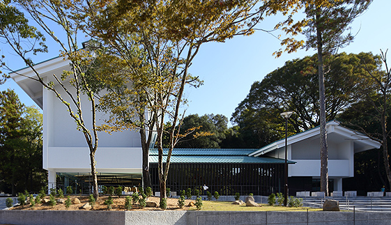 春日大社に伝わる国宝などを所蔵・展示する美術館。建物右には導入の展示室、左にはカフェを新設