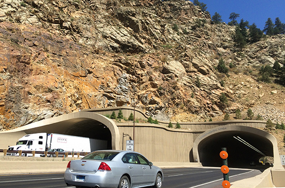 交通渋滞の解消を目的に東西約240mの山岳トンネルを含む総延長4kmの高速道路を拡幅