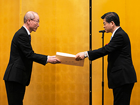 石井啓一国土交通大臣（右）から表彰状を授与される大林組専務執行役員の佐藤健人（左）