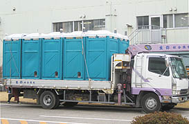連日、東京機械工場から仮設トイレ等の物資を搬送
