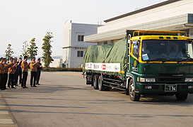 トラックの空いたスペースには、香川県による支援物資（讃岐うどん1万食）も積まれています。四国からの想いが詰まった物資は、宮城県石巻市の避難所に届けられる予定です