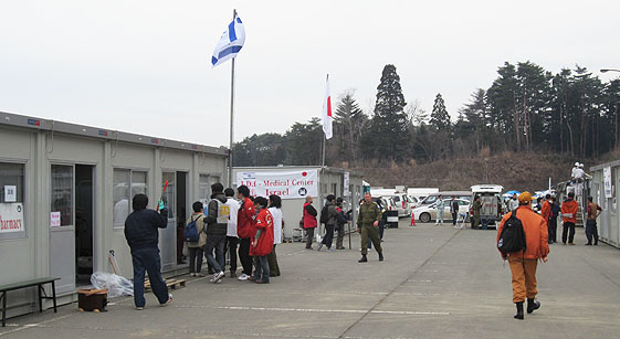 宮城県南三陸町の避難所（スポーツ交流村）の駐車場には、医療施設としてプレハブ平屋の診療所6棟が並んでいます。大林組は、南三陸町を医療面で支援する宮城県栗原市の要請を受け、プレハブの設置工事を担当しました